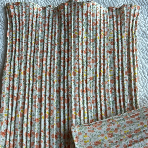 Gorgeous, floral, pleaded jumpsuit size medium - Picture 4 of 11